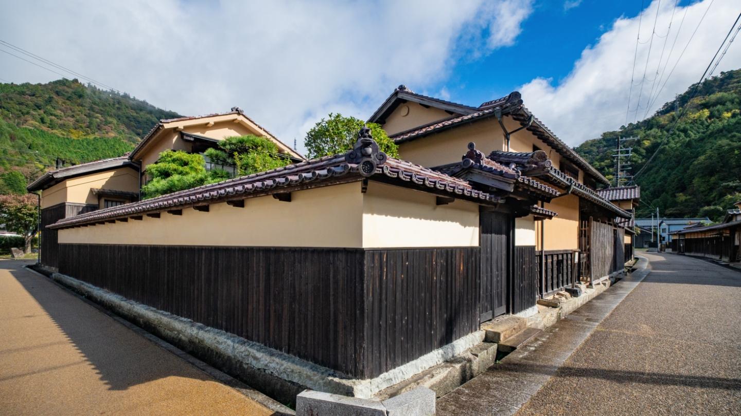 Former Kikkawa Family Residence(“Izutsuya” Ikuno Town Development Craft Center)